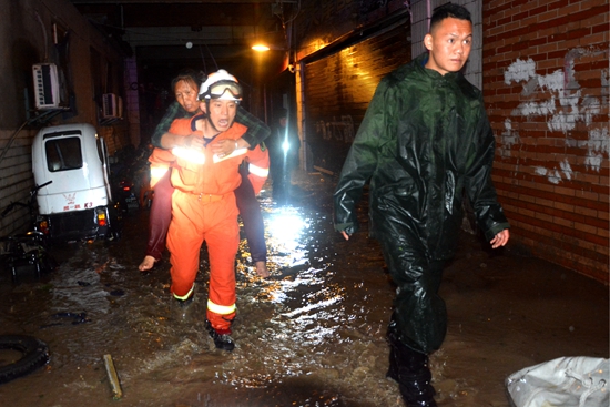 贵州毕节：暴雨袭城14人被困 消防成功营救