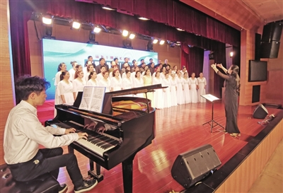 【社会民生】重庆渝中区文化馆春之声合唱团举行专场演出