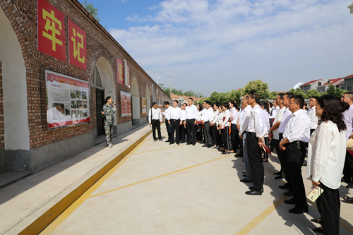 三门峡市水利局全体党员参观中共一大到十九大党史图片展 摄影 张芸曦