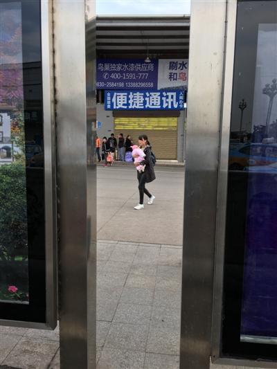男子车站遭“纸盒碰瓷”卧底偷拍助警方破案