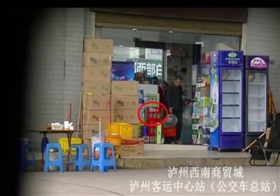 男子车站遭“纸盒碰瓷”卧底偷拍助警方破案