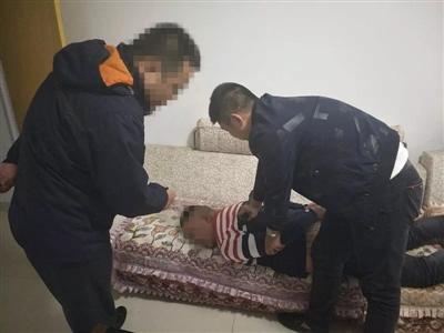 男子车站遭“纸盒碰瓷”卧底偷拍助警方破案