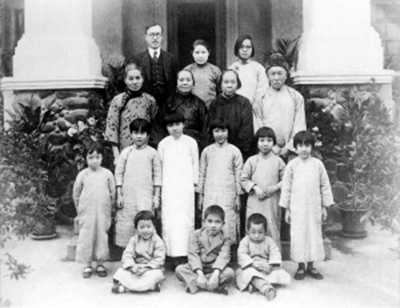 1935年，陈粹芬（三排左一）、卢慕贞（三排左二）与孙氏家庭在广州的合影