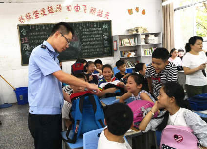 【B】重庆北碚警方开展“六一儿童节”交通安全“防骗打拐”宣传活动