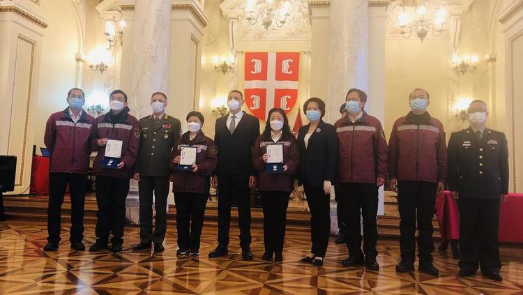 塞尔维亚国防部为中国3名轮换抗疫专家授勋