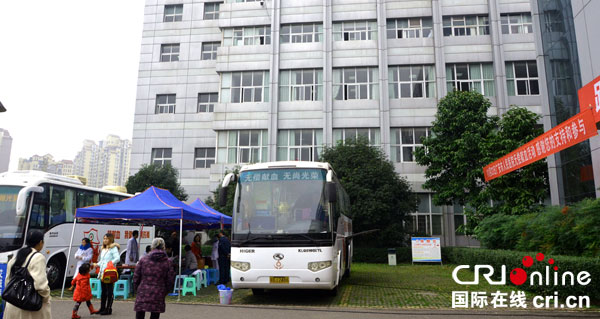 图片默认标题_fororder_医院门口的献血车