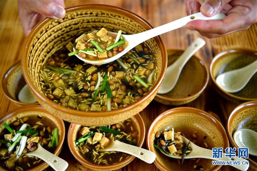 油茶汤是流行于湖北,湖南,重庆等土家族群众聚居区的一种似茶饮汤质类
