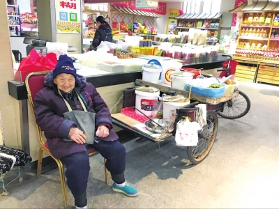 郑州96岁酱菜奶奶每天快乐出摊 不为挣钱只图乐