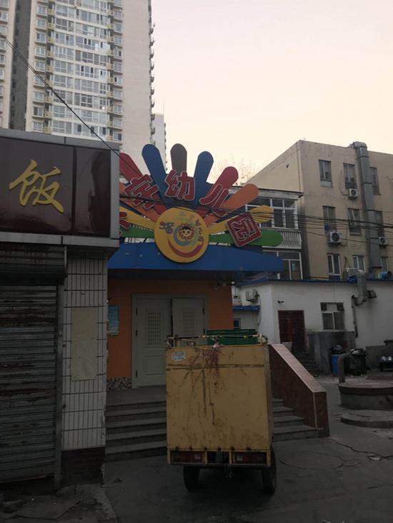 北京朝阳区一幼师被指针扎幼儿 园长称涉事教师是实习生