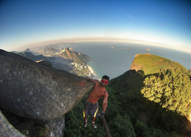 巴西近千米高悬崖成自拍圣地 游客豁命拍照(
