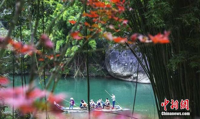 Gunung Wuyi Bak Lukisan Cat Warna-warni_fororder_wuyi3