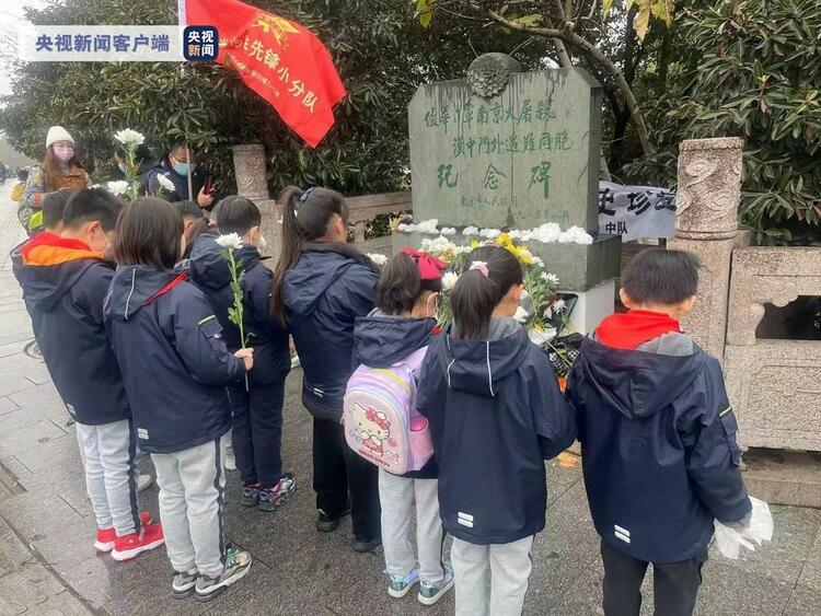 国家公祭日前夕，南京市民前往死难同胞丛葬地献花