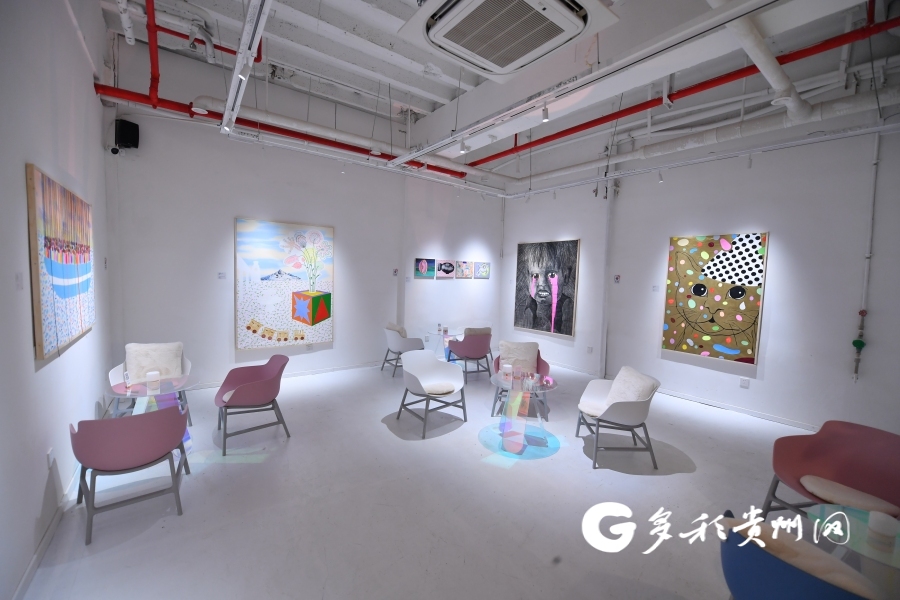 (中首)荷兰艺术家入驻贵阳“青云市集” 把艺术展搬进咖啡店