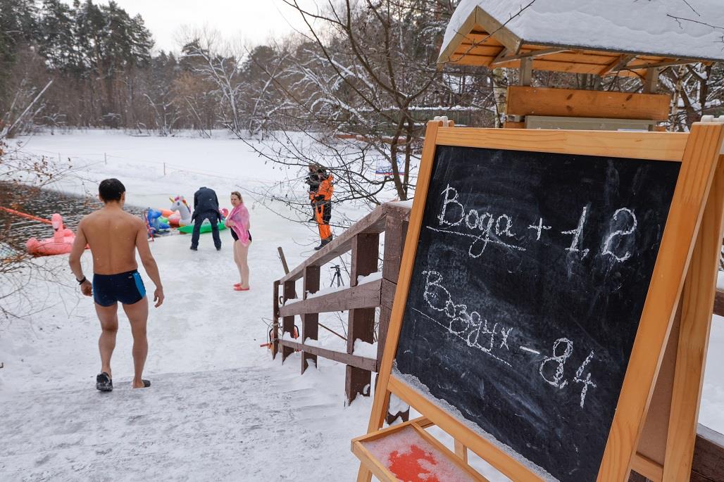冰天雪地玩出盛夏感觉!俄罗斯莫斯科举办冬泳活动