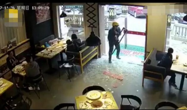 笑晕！外卖小哥取餐撞碎商家玻璃门 吓到当场静止