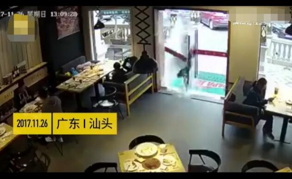 笑晕！外卖小哥取餐撞碎商家玻璃门 吓到当场静止