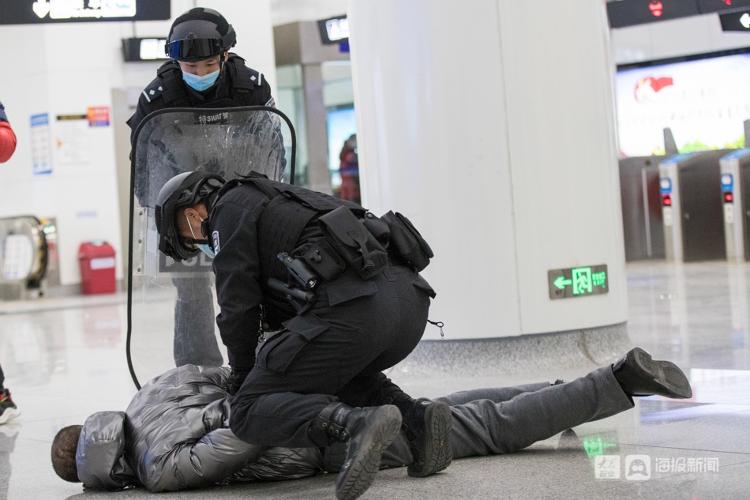 济南特警在地铁站反恐演练，三人一组轻松制伏“暴徒”