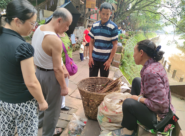 眉山洪雅:岁末话收入 旅游富群众_fororder_洪雅村民在景区售卖竹笋-摄影-余静