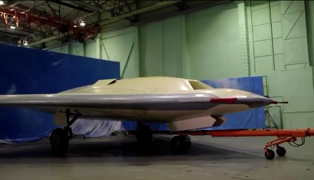 俄国防部公布首架S-70“猎人”无人机样机