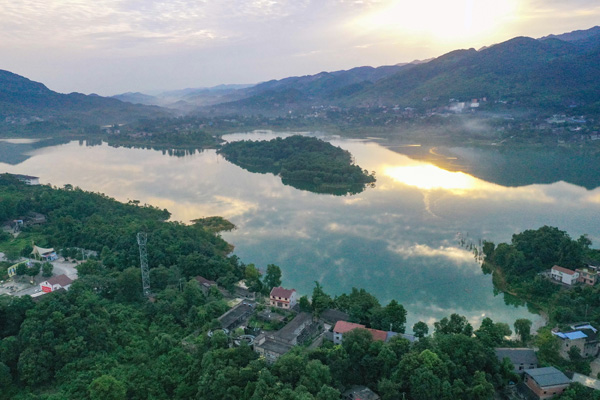 图片默认标题_fororder_华蓥山天池湖在晨曦和彩云及民居衬托下，显得美丽祥和