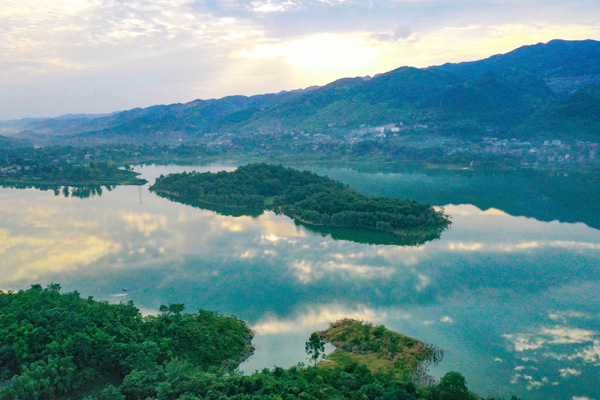 图片默认标题_fororder_华蓥山天池湖呈现出“云落天池若镜天，湖光山色绿黛敷”的美丽画卷