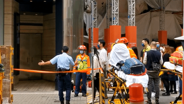 持续更新丨香港铜锣湾世贸中心起火 受伤人数增至12人