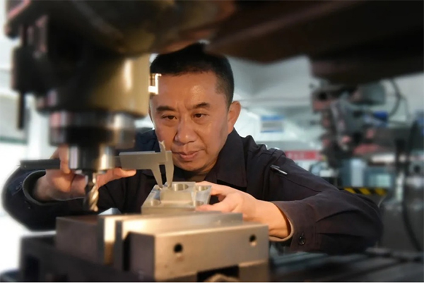 朱庆平 本人供图朱庆平 中国工艺美术大师朱庆平自幼随父学习荥经砂器