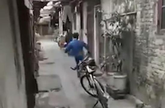 中学生当街暴打残障母亲 官方：其有心理障碍