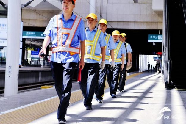 探班高铁“解渴人”：日均步行20公里 只为旅客喝上泉城水