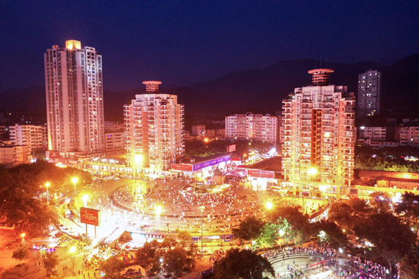 图片默认标题_fororder_市民在华蓥山广场翩翩起舞