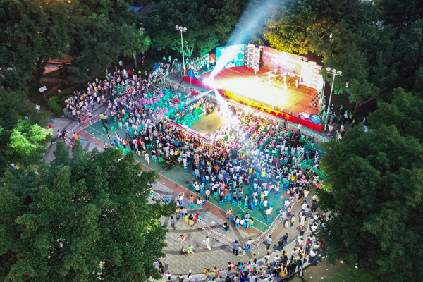 图片默认标题_fororder_市民观看民间文化组织演出的节目