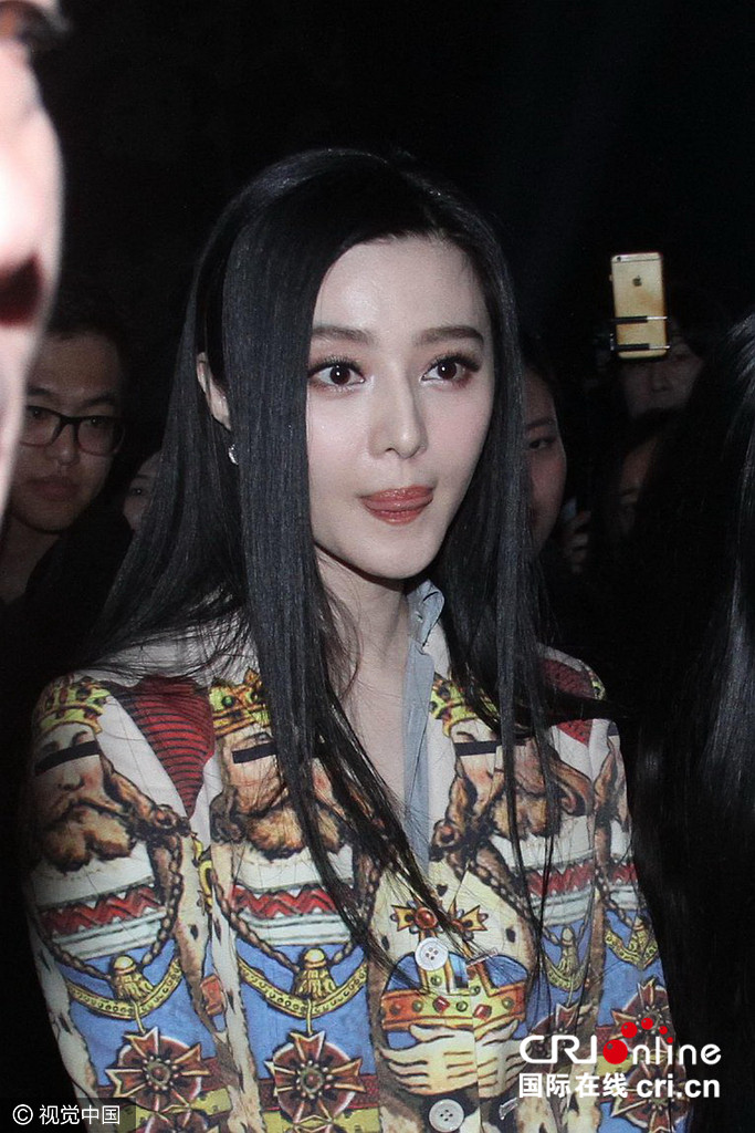 范冰冰现身打扮干练 吐舌卖萌变小女生(组图)