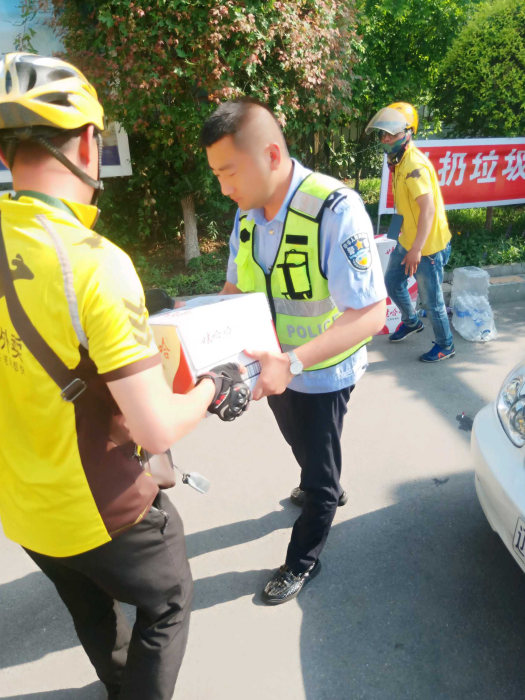 龙卷风“肆虐”辽宁开原追踪:周边美团小哥组团速送关爱 龙卷风“肆虐”辽宁开原追踪:周边美团小哥组团速送关爱