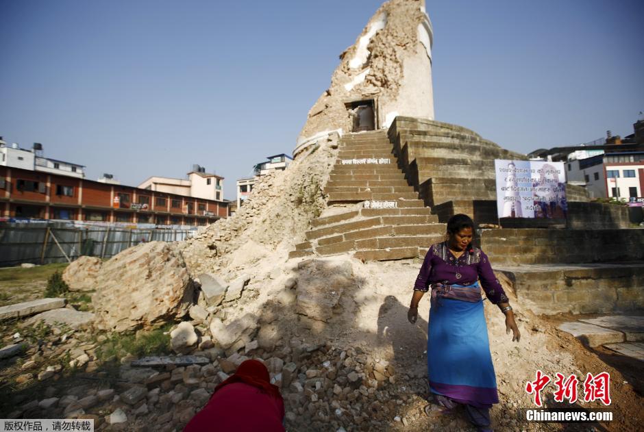 尼泊尔纪念地震一周年 总理向达拉哈拉塔献花圈(组图)