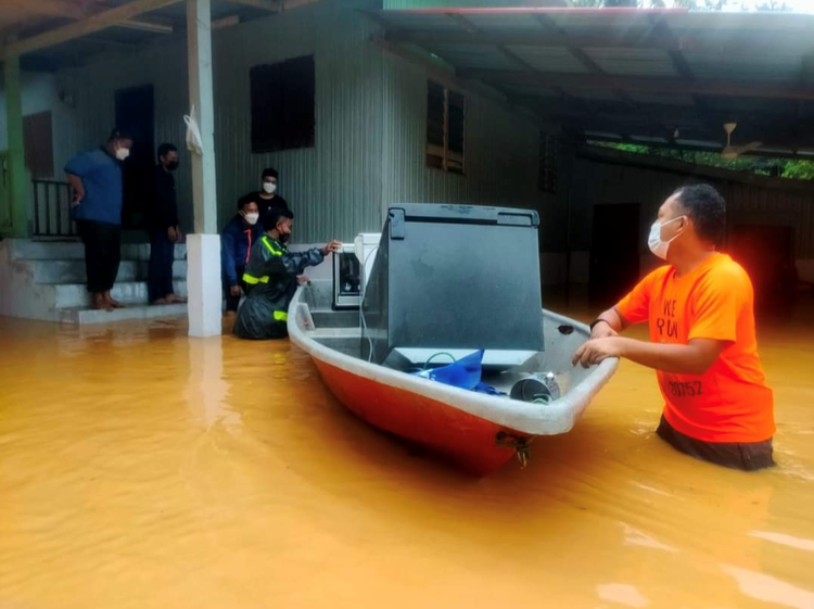 受强降雨影响 马来西亚多地发生水灾