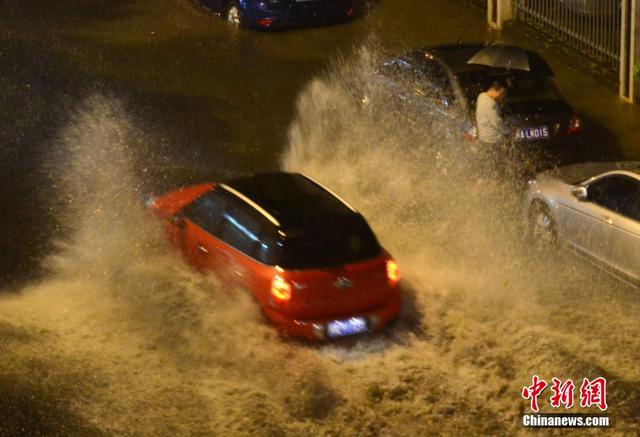 福州遭大暴雨市区多路段积水成灾组图