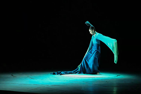 青绿》——舞绘《千里江山图》在凉山州西昌市火把广场金鹰大剧院上演