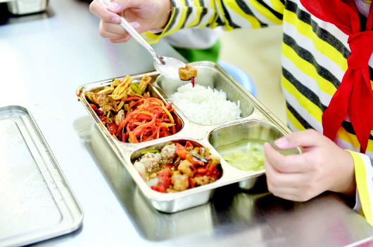 （中首）贵州：校园分段就餐 保障孩子健康