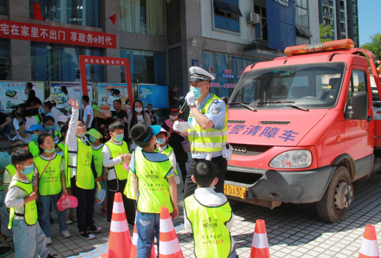 【B】重庆石柱公安开展“守护平安 童享安全”交通安全情景体验教育活动