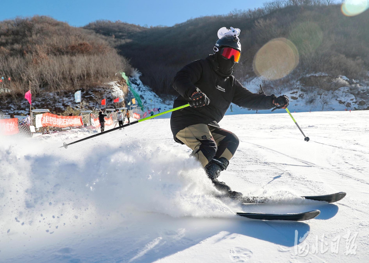 河北:投入冰雪世界 乐享假日生活