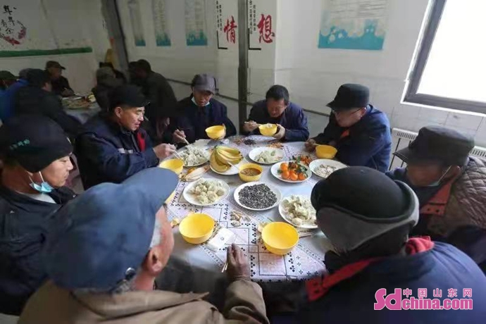 美味又暖心 山东科技大学冬至邀请60位环卫工人吃水饺