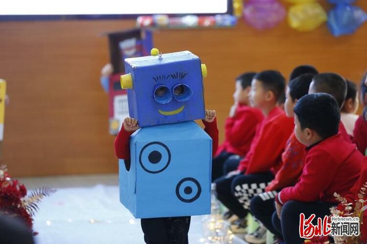 石家庄市裕华区第六幼儿园举行“迎新年 穿新衣”环保时装秀