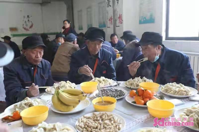 美味又暖心 山东科技大学冬至邀请60位环卫工人吃水饺