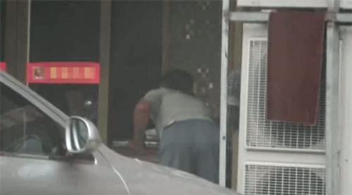 大叔专挑打烊餐馆偷手机 民警跟踪人赃并获