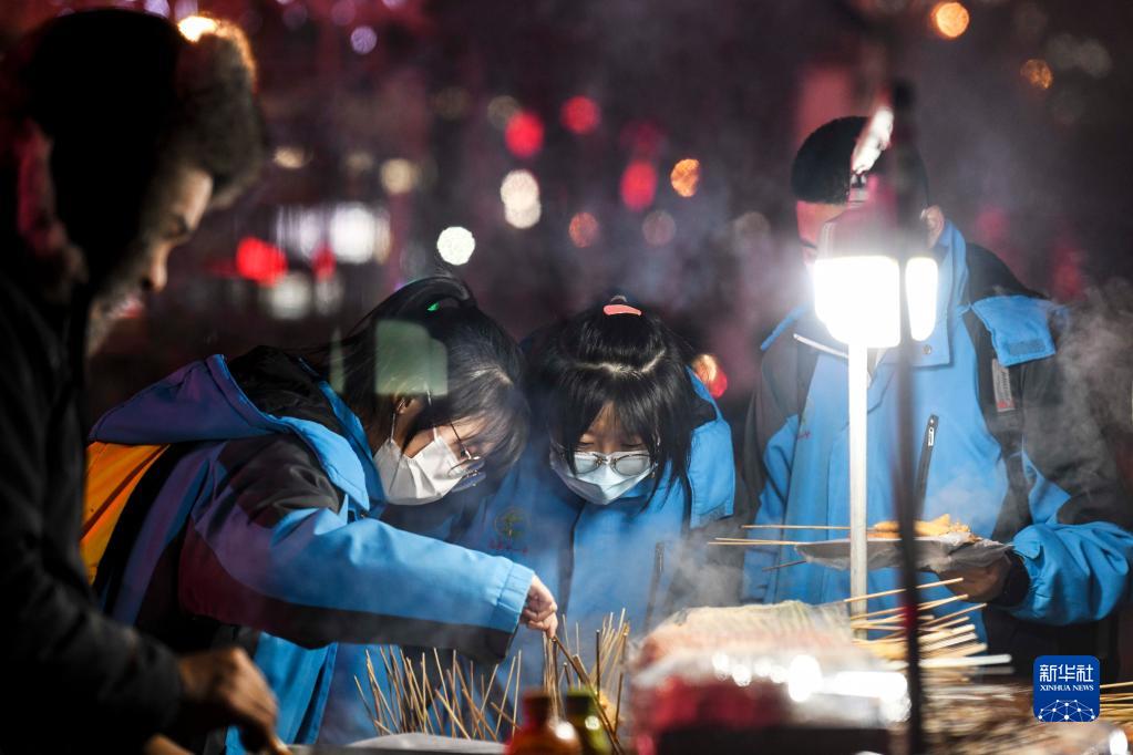 新华全媒+丨乌鲁木齐:冬至长夜暖 人间烟火情