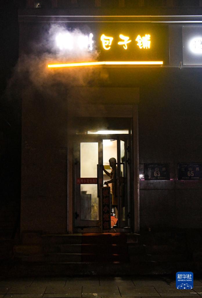 新华全媒+丨乌鲁木齐:冬至长夜暖 人间烟火情