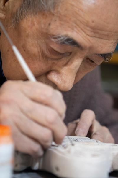 Inheritor of Colored Glaze Firing Skill Makes the Cultural Heritage Regain Its Vitality in N China_fororder_非遗3