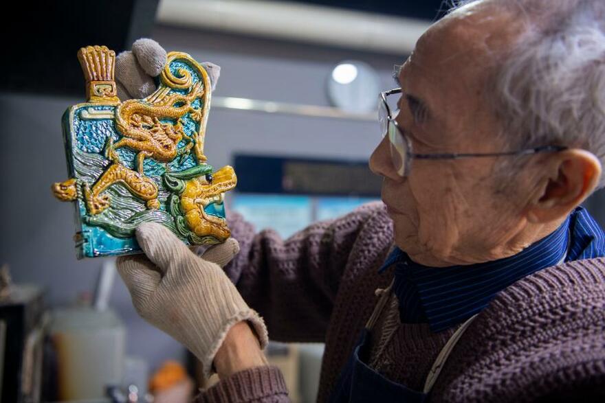 Inheritor of Colored Glaze Firing Skill Makes the Cultural Heritage Regain Its Vitality in N China_fororder_非遗4