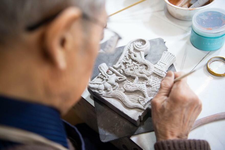 Inheritor of Colored Glaze Firing Skill Makes the Cultural Heritage Regain Its Vitality in N China_fororder_非遗9
