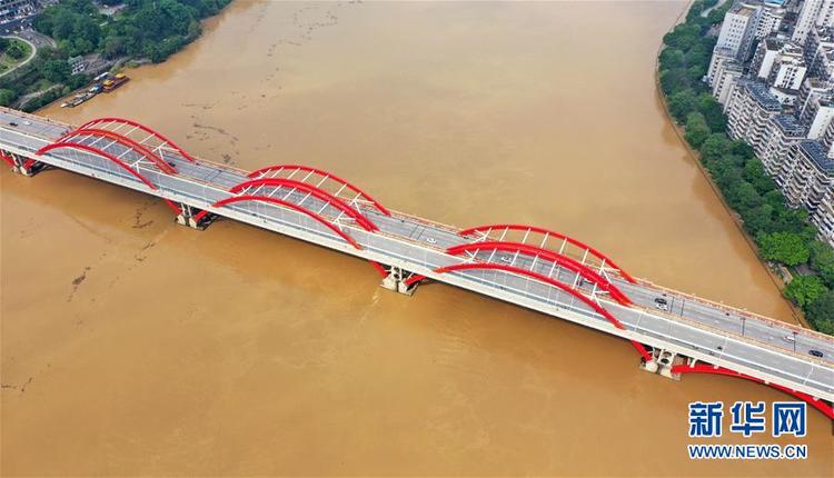 广西柳州：今年首个洪峰过境